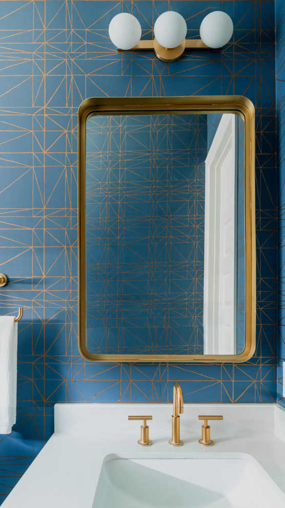 Источник вдохновения для домашнего уюта: маленькая ванная комната в стиле модернизм с синей плиткой, зеркальной плиткой, синими стенами, столешницей из кварцита, белой столешницей, тумбой под одну раковину, встроенной тумбой, обоями на стенах, врезной раковиной и открытым душем для на участке и в саду