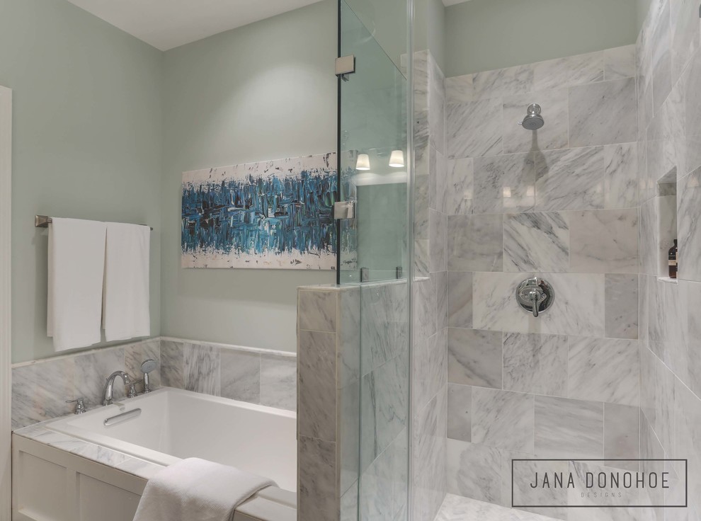 Exempel på ett mellanstort klassiskt en-suite badrum, med ett undermonterad handfat, öppna hyllor, vita skåp, marmorbänkskiva, ett platsbyggt badkar, en öppen dusch, en toalettstol med hel cisternkåpa, svart och vit kakel, stenkakel, blå väggar och skiffergolv