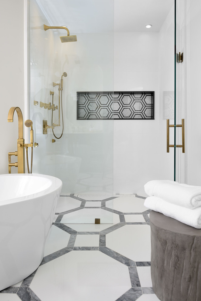 Источник вдохновения для домашнего уюта: главная ванная комната среднего размера в стиле неоклассика (современная классика) с отдельно стоящей ванной, черной плиткой, черно-белой плиткой, разноцветной плиткой, белой плиткой, белыми стенами, душем с распашными дверями, фасадами с утопленной филенкой, серыми фасадами, душем в нише, раздельным унитазом, мраморным полом, врезной раковиной, столешницей из искусственного камня, белым полом и нишей