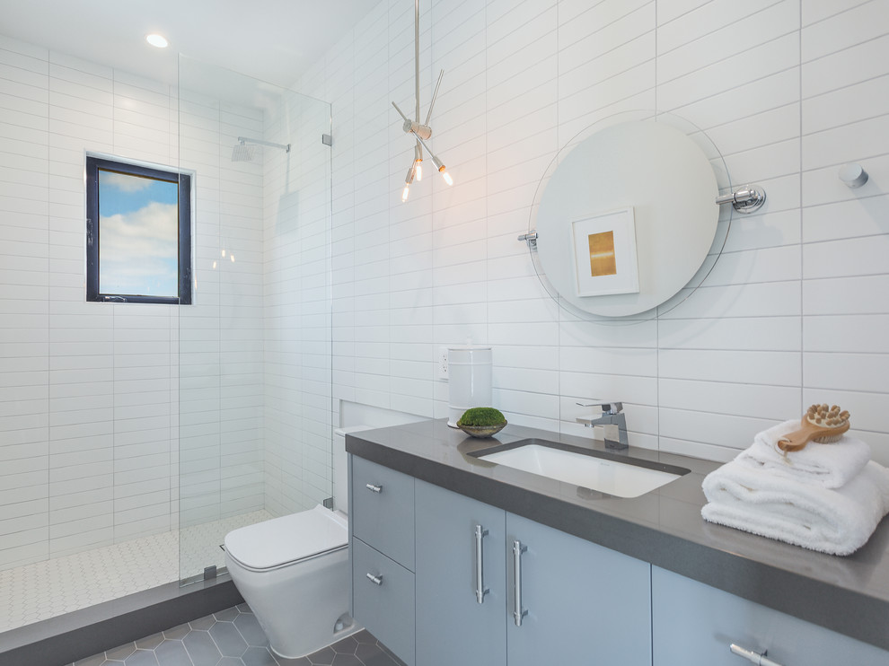 Пример оригинального дизайна: детская ванная комната среднего размера в стиле ретро с раздельным унитазом, белой плиткой, врезной раковиной, серым полом и серой столешницей