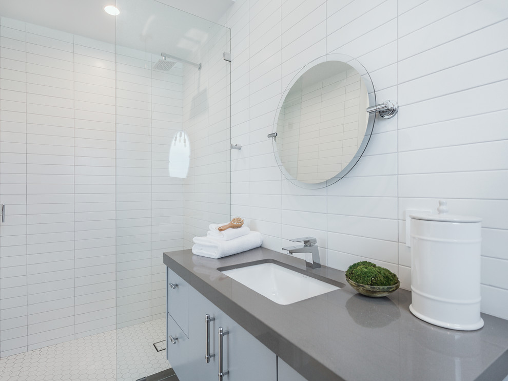 Diseño de cuarto de baño infantil retro de tamaño medio con sanitario de dos piezas, baldosas y/o azulejos blancos, lavabo bajoencimera, suelo gris y encimeras grises