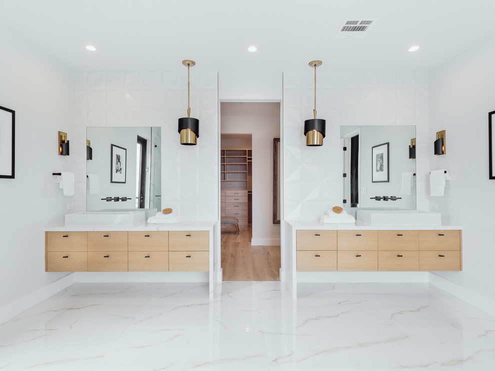Cette photo montre une très grande salle de bain principale rétro en bois clair avec un sol blanc, un plan de toilette blanc, un placard à porte plane, un carrelage blanc, un mur blanc et une vasque.