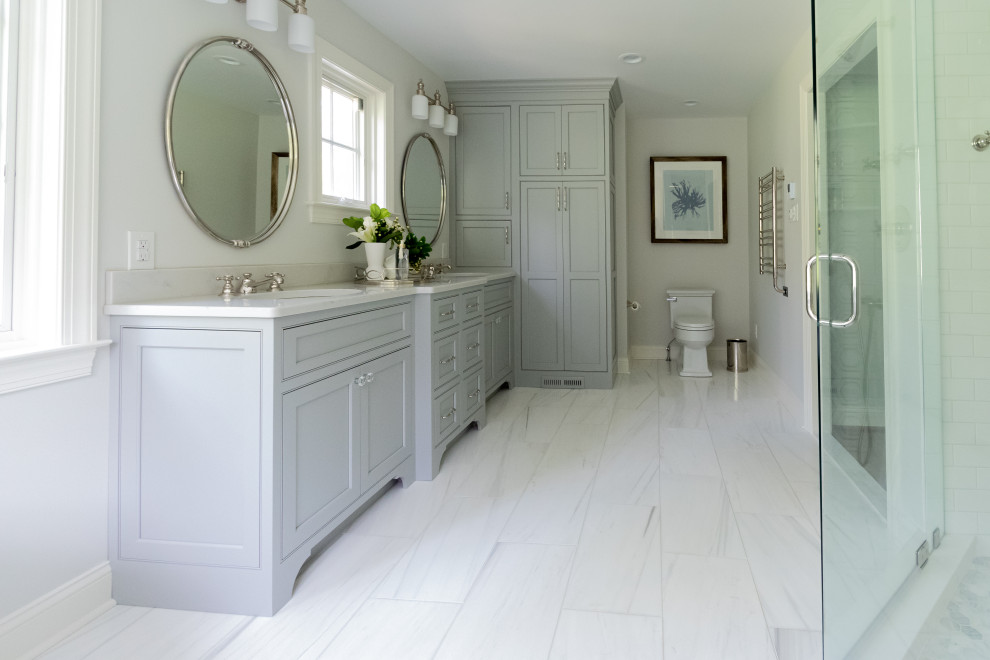 На фото: главная ванная комната среднего размера в классическом стиле с фасадами с декоративным кантом, серыми фасадами, отдельно стоящей ванной, душем в нише, унитазом-моноблоком, белой плиткой, мраморной плиткой, серыми стенами, мраморным полом, врезной раковиной, столешницей из кварцита, белым полом, душем с распашными дверями и белой столешницей