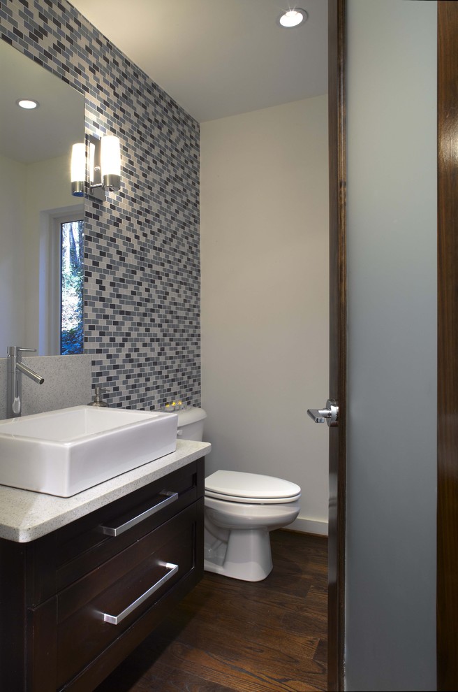Foto de cuarto de baño rectangular moderno con baldosas y/o azulejos en mosaico