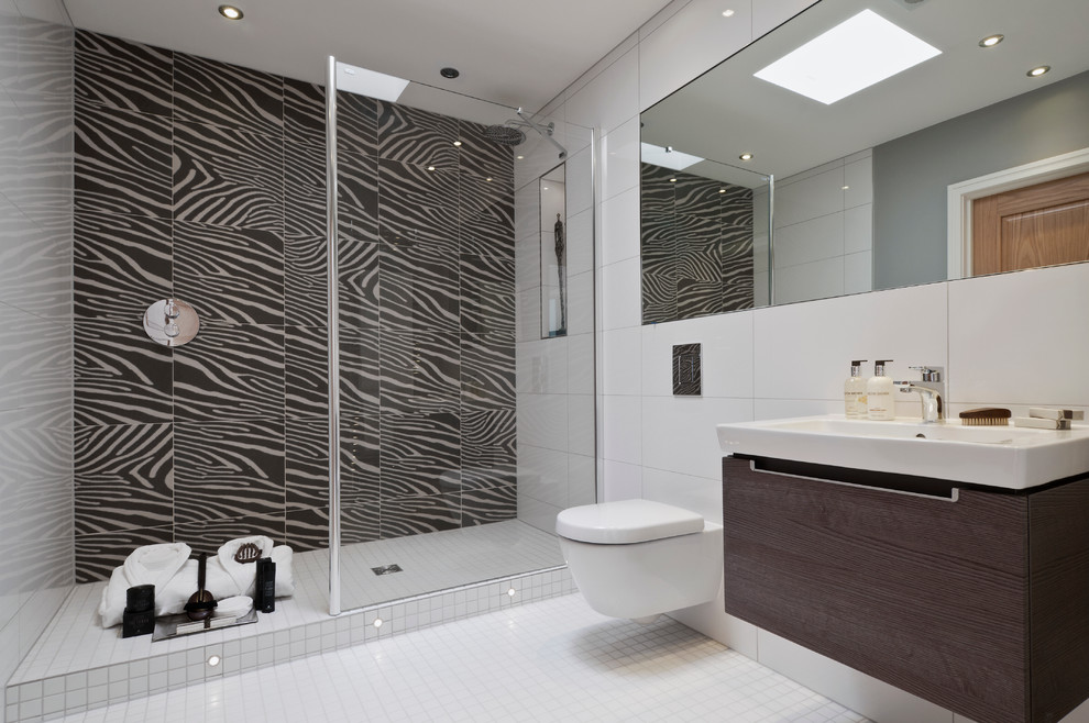 Idée de décoration pour une salle de bain minimaliste avec WC suspendus.