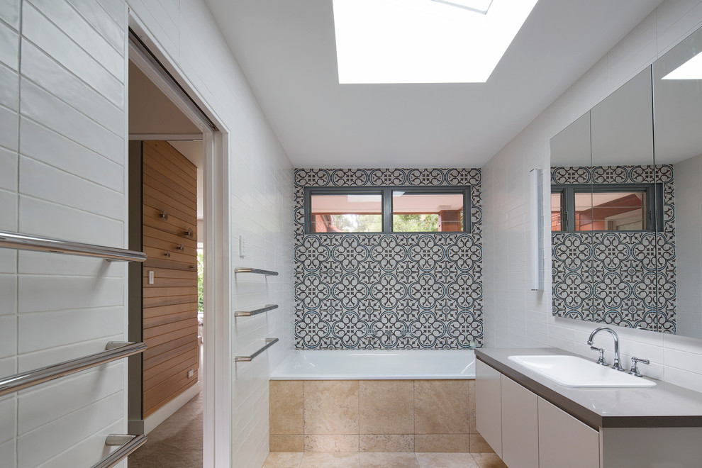 Esempio di una stanza da bagno design con piastrelle di cemento