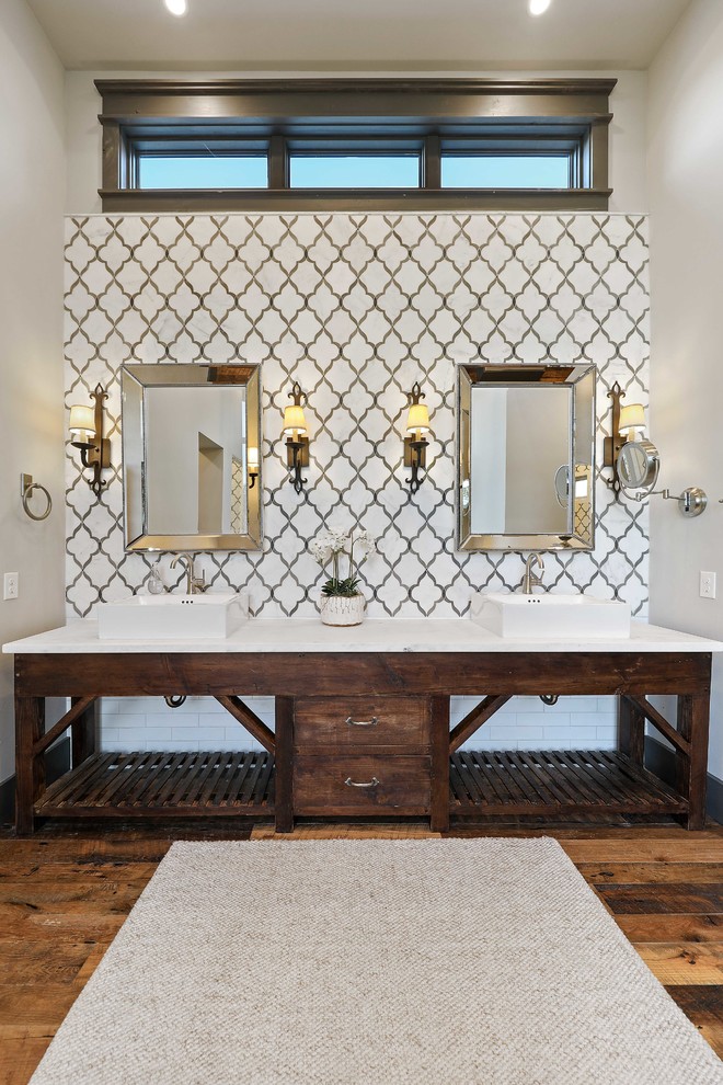 Inredning av ett lantligt mycket stort en-suite badrum, med möbel-liknande, skåp i slitet trä, vit kakel, marmorkakel, vita väggar, mörkt trägolv, ett fristående handfat, bänkskiva i kvartsit och flerfärgat golv