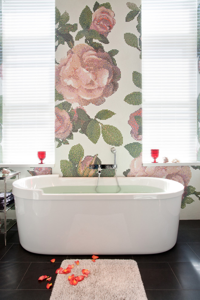 На фото: главная ванная комната в стиле неоклассика (современная классика) с отдельно стоящей ванной с