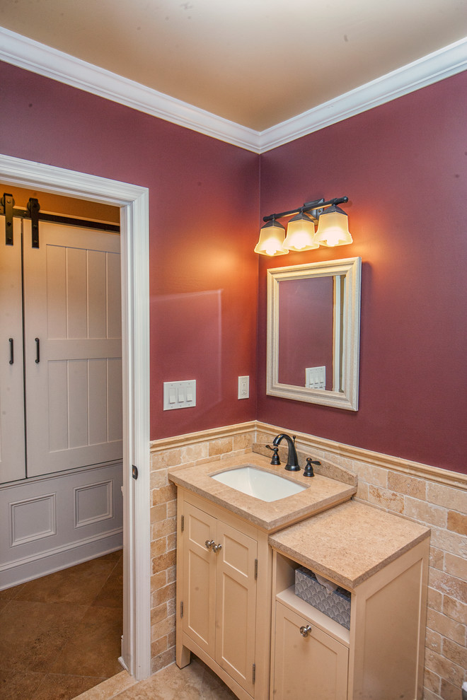 Esempio di una stanza da bagno padronale chic di medie dimensioni con piastrelle beige, piastrelle in pietra, pareti rosse, pavimento in travertino, lavabo sottopiano e pavimento beige