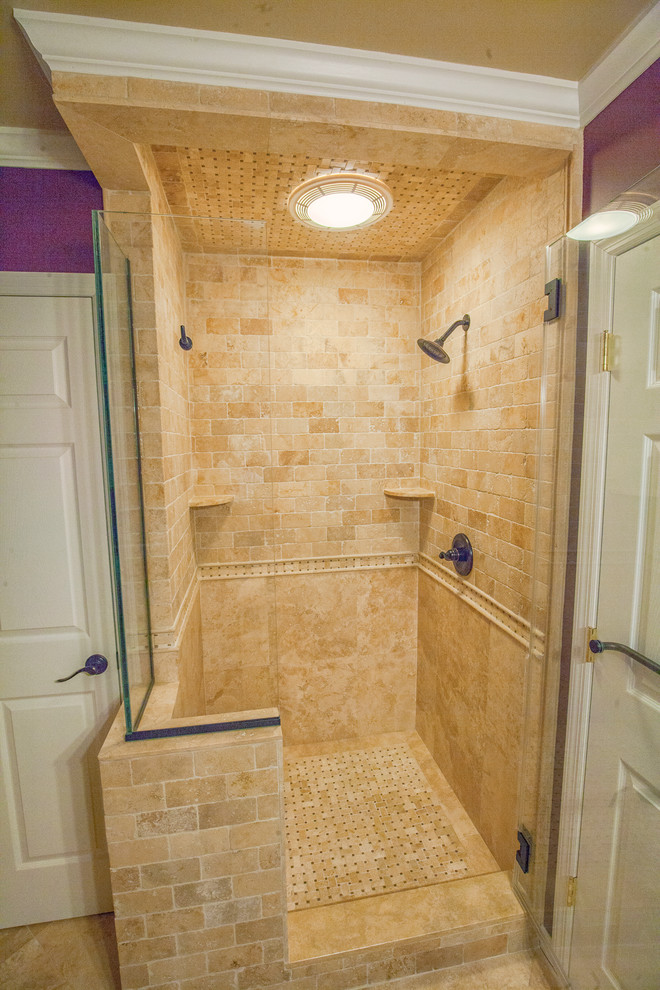 Idée de décoration pour une salle de bain principale tradition de taille moyenne avec une douche ouverte, un carrelage beige, un carrelage de pierre, un sol en travertin, un sol beige et une cabine de douche à porte battante.