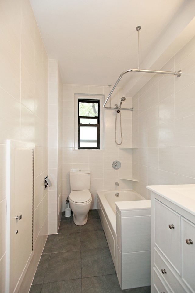 Exempel på ett litet klassiskt badrum, med ett undermonterad handfat, luckor med profilerade fronter, vita skåp, bänkskiva i kvartsit, ett badkar i en alkov, en dusch/badkar-kombination, en toalettstol med separat cisternkåpa, vit kakel, porslinskakel, vita väggar och klinkergolv i porslin