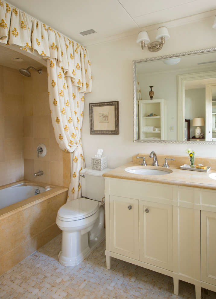 Идея дизайна: ванная комната среднего размера в классическом стиле с бежевой плиткой и мраморной столешницей