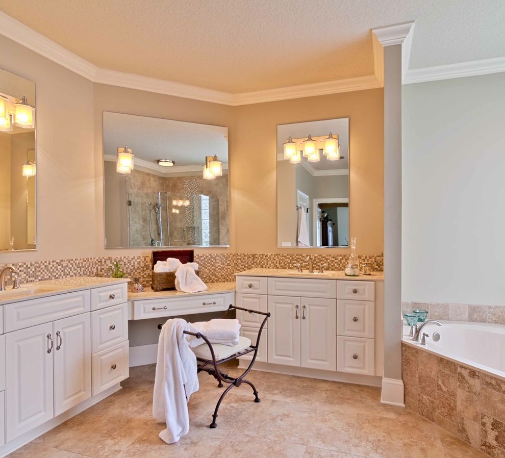 Пример оригинального дизайна: большая ванная комната в классическом стиле с фасадами с выступающей филенкой, белыми фасадами, угловой ванной, душем в нише, раздельным унитазом, серой плиткой, керамогранитной плиткой, серыми стенами, полом из керамической плитки, врезной раковиной, разноцветным полом, душем с распашными дверями и желтой столешницей