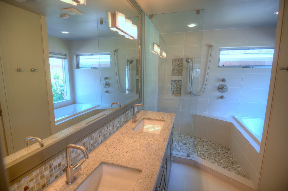 На фото: большая главная ванная комната в классическом стиле с угловой ванной и открытым душем
