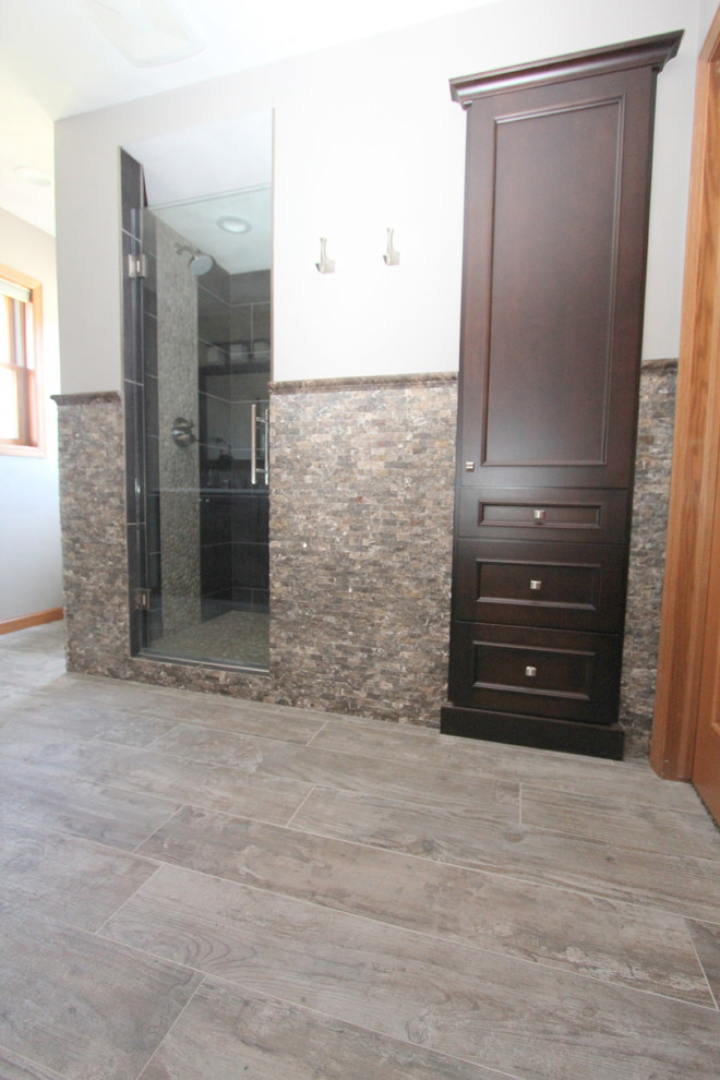 Foto på ett mellanstort funkis grå en-suite badrum, med luckor med infälld panel, svarta skåp, grå väggar, mörkt trägolv, ett undermonterad handfat, brunt golv och dusch med gångjärnsdörr