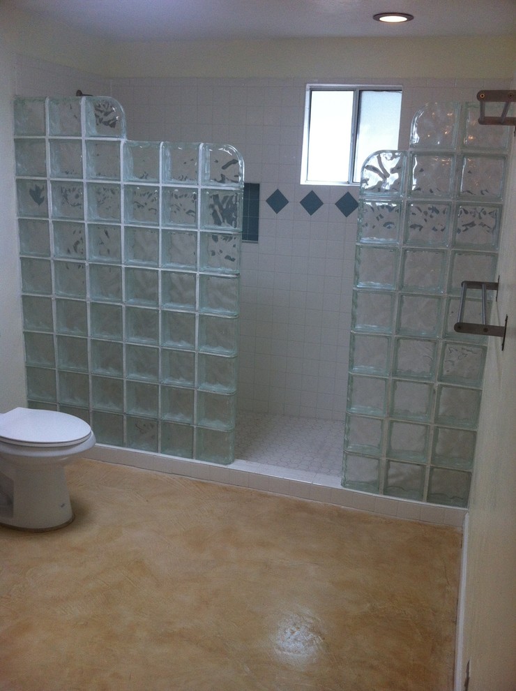 Стильный дизайн: большая главная ванная комната в современном стиле с душем в нише, раздельным унитазом, белой плиткой, керамогранитной плиткой, белыми стенами и бетонным полом - последний тренд
