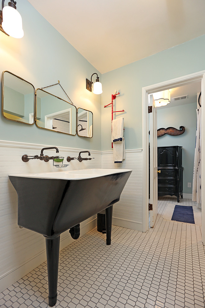 Esempio di una stanza da bagno classica con lavabo rettangolare, piastrelle bianche, pareti blu e pavimento con piastrelle in ceramica