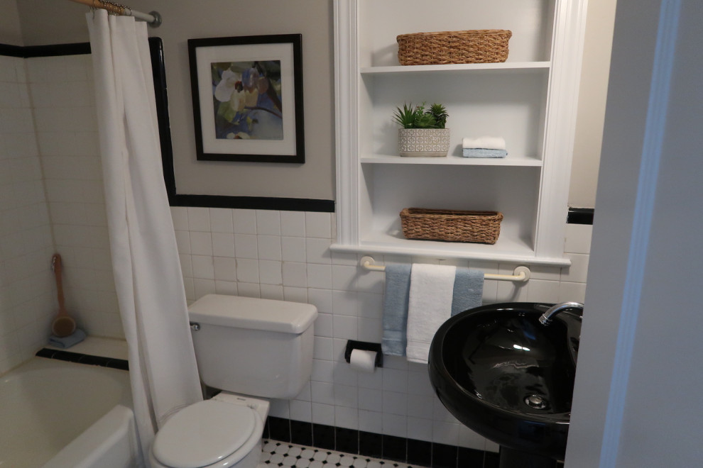 Réalisation d'une petite salle de bain design avec un combiné douche/baignoire, WC à poser, un carrelage noir et blanc, un mur gris, un sol en carrelage de terre cuite, un lavabo de ferme, un sol blanc, une cabine de douche avec un rideau et meuble simple vasque.