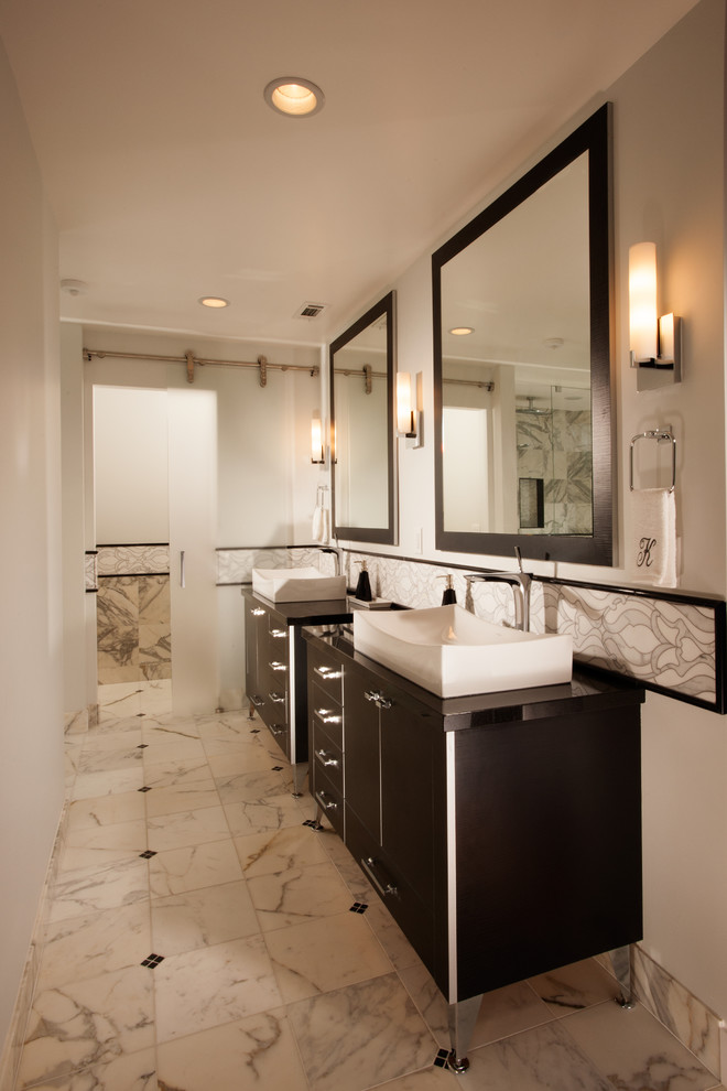 サンフランシスコにあるモダンスタイルのおしゃれな浴室 (白いタイル、ベッセル式洗面器) の写真