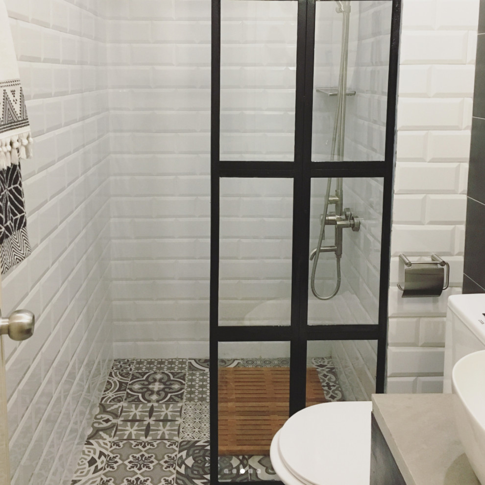 Idéer för att renovera ett litet industriellt badrum med dusch, med släta luckor, svarta skåp, vit kakel, tunnelbanekakel, flerfärgade väggar, klinkergolv i keramik, bänkskiva i betong och flerfärgat golv