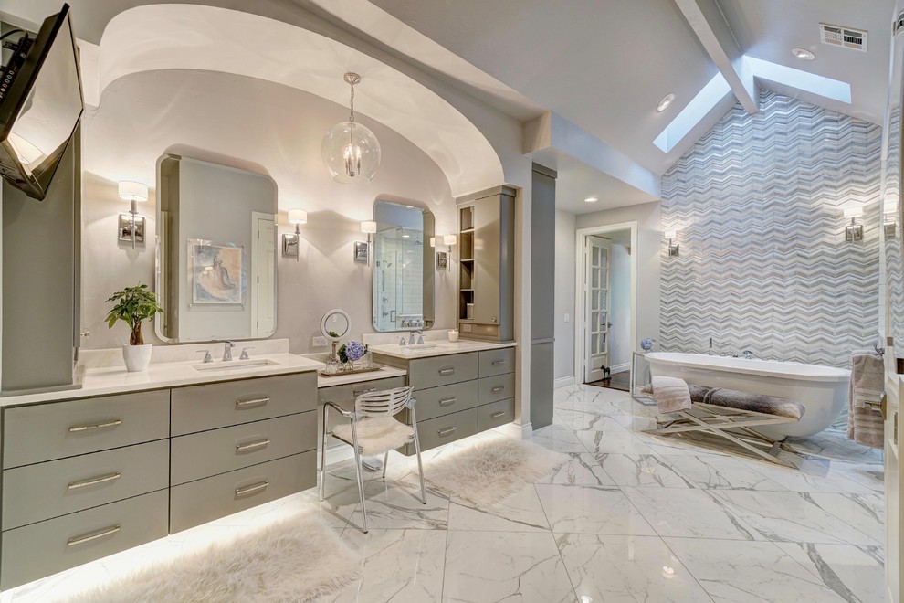 На фото: главная ванная комната в современном стиле с плоскими фасадами, серыми фасадами, отдельно стоящей ванной, серой плиткой, серыми стенами, врезной раковиной и белым полом