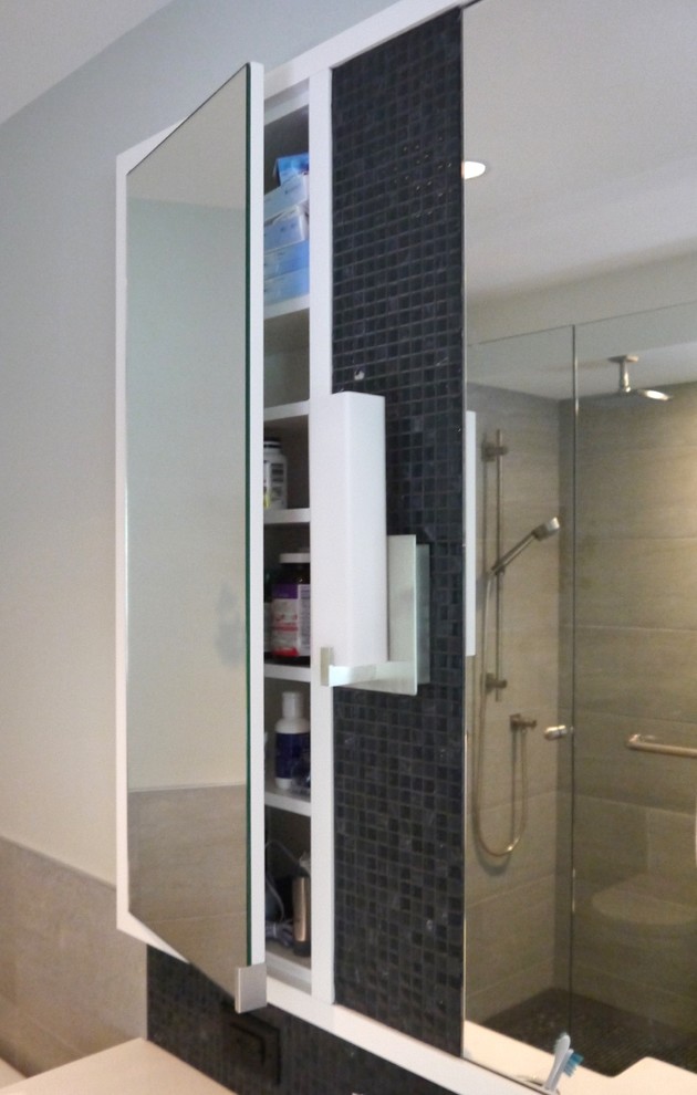 Foto på ett mellanstort funkis en-suite badrum, med ett undermonterad handfat, släta luckor, vita skåp, bänkskiva i kvarts, en dusch i en alkov, svart kakel, mosaik, grå väggar och klinkergolv i porslin