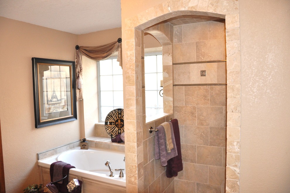 Immagine di una stanza da bagno padronale chic di medie dimensioni con vasca da incasso, doccia alcova, piastrelle beige, piastrelle in ceramica e pareti beige