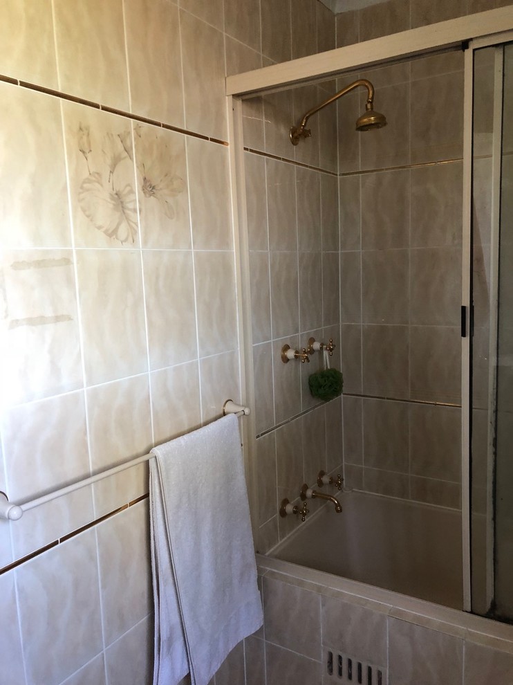 Kleines Modernes Duschbad mit Schrankfronten im Shaker-Stil, offener Dusche, Wandtoilette mit Spülkasten, Keramikfliesen, Keramikboden, Aufsatzwaschbecken und offener Dusche in Sydney
