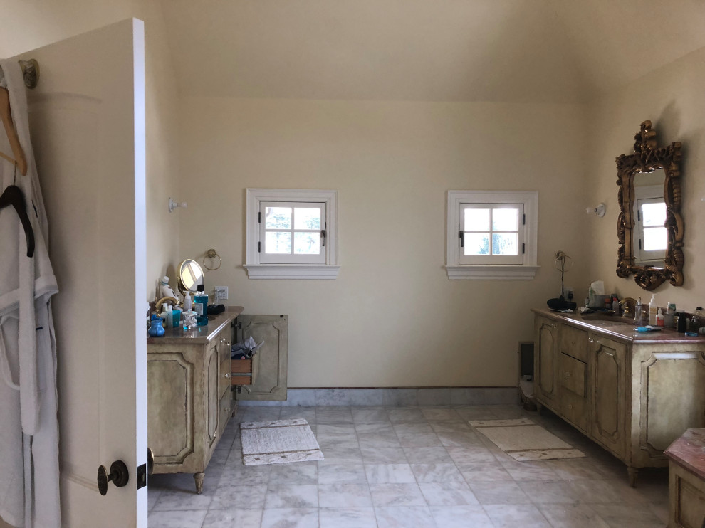 Inredning av ett klassiskt mycket stort vit vitt en-suite badrum, med möbel-liknande, vita skåp, ett fristående badkar, en bidé, vit kakel, marmorkakel, blå väggar, marmorgolv, ett undermonterad handfat, bänkskiva i kvartsit, grått golv och dusch med gångjärnsdörr