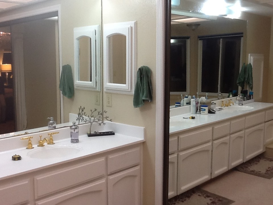 Inredning av ett modernt mellanstort en-suite badrum, med skåp i shakerstil, bruna skåp, ett fristående badkar, en öppen dusch, en bidé, grön kakel, glasskiva, gröna väggar, laminatgolv, ett avlångt handfat, bänkskiva i kvarts, beiget golv och med dusch som är öppen
