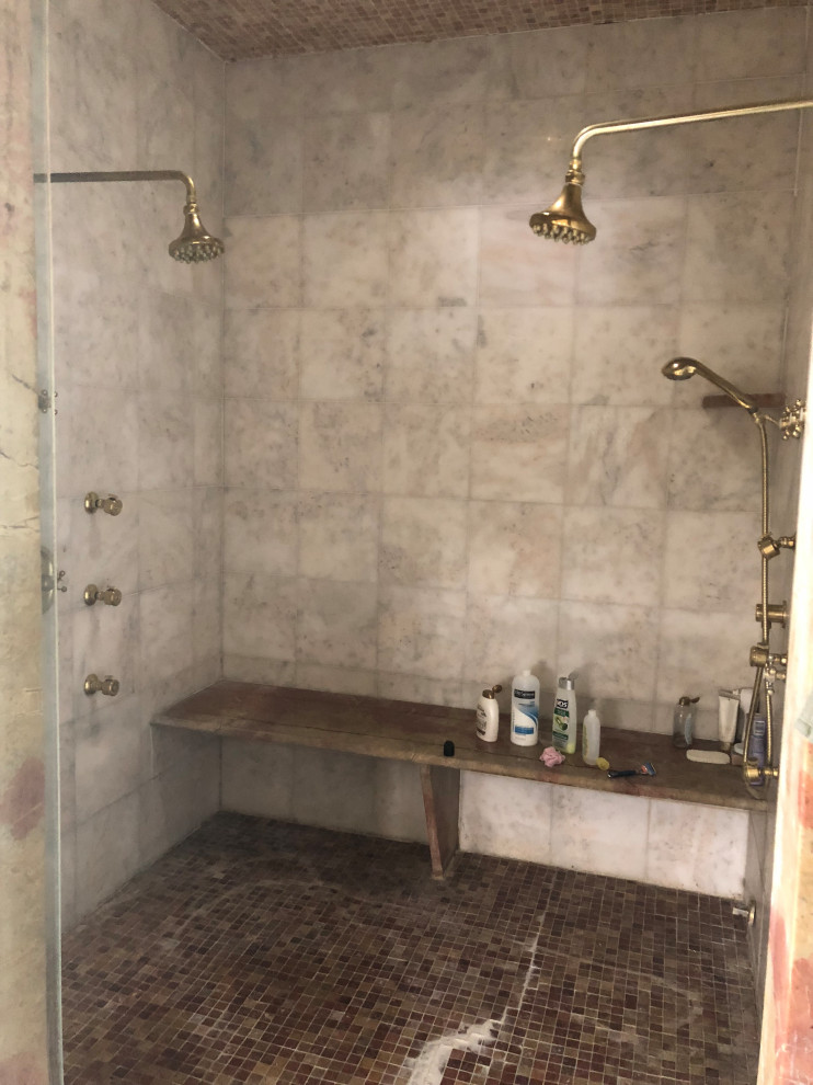 Foto på ett mycket stort vintage vit en-suite badrum, med möbel-liknande, vita skåp, ett fristående badkar, en bidé, vit kakel, marmorkakel, blå väggar, marmorgolv, ett undermonterad handfat, bänkskiva i kvartsit, grått golv och dusch med gångjärnsdörr