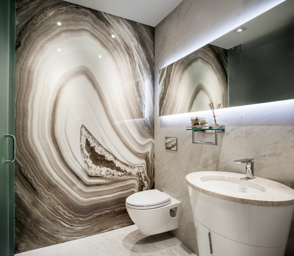 Esempio di una stanza da bagno minimalista con piastrelle beige e lastra di pietra