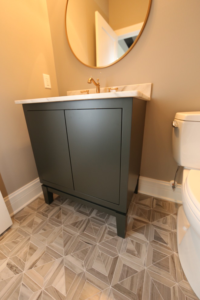 Idéer för små amerikanska badrum, med möbel-liknande, gröna skåp, en toalettstol med separat cisternkåpa, bruna väggar, klinkergolv i porslin, ett undermonterad handfat, bänkskiva i kvartsit och flerfärgat golv