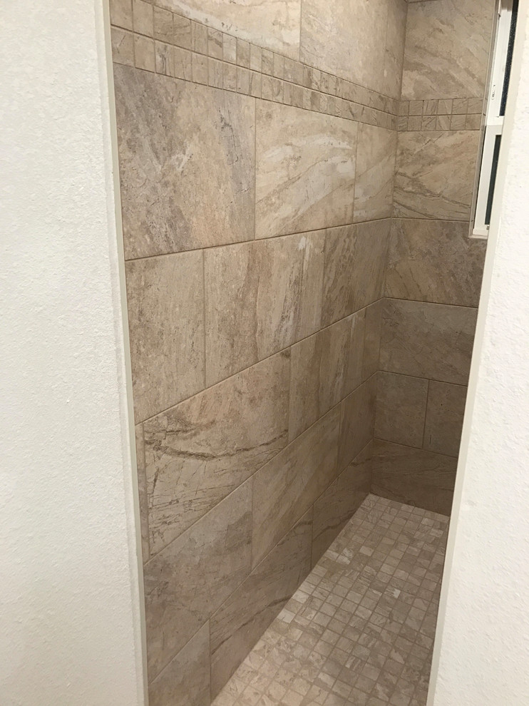 Idee per una stanza da bagno padronale tradizionale di medie dimensioni con doccia a filo pavimento, piastrelle beige, piastrelle in ceramica, pareti beige, pavimento con piastrelle in ceramica, pavimento beige e doccia aperta