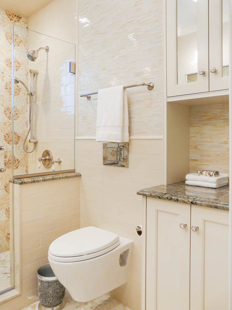 Источник вдохновения для домашнего уюта: маленькая ванная комната в современном стиле с бежевой плиткой, стеклянной плиткой, бежевыми стенами, мраморным полом и душевой кабиной для на участке и в саду