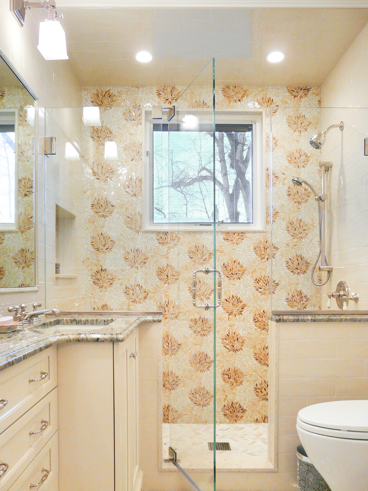 Kleines Modernes Duschbad mit beigen Fliesen, Glasfliesen, beiger Wandfarbe und Marmorboden in New York
