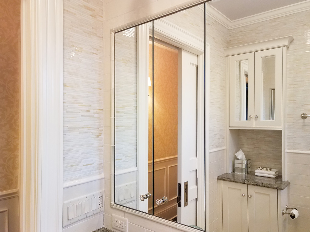Diseño de cuarto de baño actual pequeño con baldosas y/o azulejos beige, baldosas y/o azulejos de vidrio, paredes beige, suelo de mármol y aseo y ducha