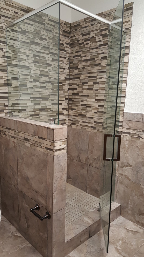 Стильный дизайн: главная ванная комната среднего размера в стиле неоклассика (современная классика) с угловым душем, бежевой плиткой, удлиненной плиткой, белыми стенами и полом из травертина - последний тренд