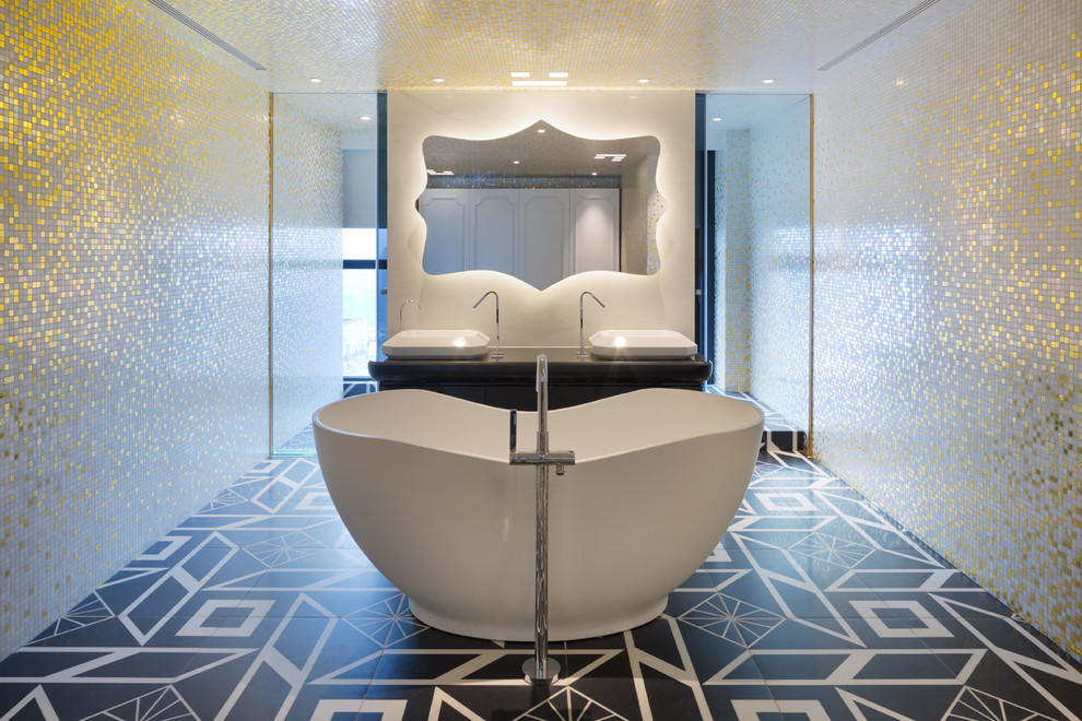 Aménagement d'une grande salle de bain principale contemporaine avec une vasque, une baignoire indépendante, une douche ouverte, un carrelage multicolore, mosaïque et un sol en carrelage de céramique.
