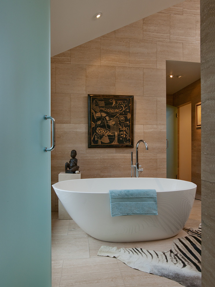Cette photo montre une grande salle de bain principale moderne en bois foncé avec une baignoire indépendante, un placard à porte plane, une douche d'angle, un carrelage beige, des carreaux de porcelaine, un mur beige, un sol en carrelage de céramique et un lavabo posé.