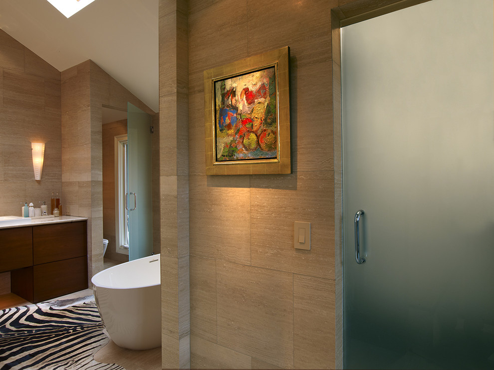 Idées déco pour une grande salle de bain principale moderne en bois foncé avec un placard à porte plane, une baignoire indépendante, un carrelage beige, des carreaux de porcelaine, un mur beige, un sol en carrelage de porcelaine, un lavabo posé, un plan de toilette en calcaire et une douche d'angle.