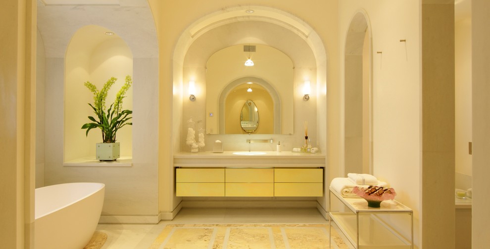 На фото: ванная комната в средиземноморском стиле