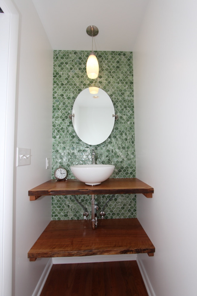 Inspiration pour un petit WC et toilettes chalet en bois brun avec WC à poser, un carrelage vert, un carrelage en pâte de verre, un mur vert, un sol en bois brun, une vasque, un plan de toilette en bois, un sol marron, un plan de toilette marron et meuble-lavabo suspendu.