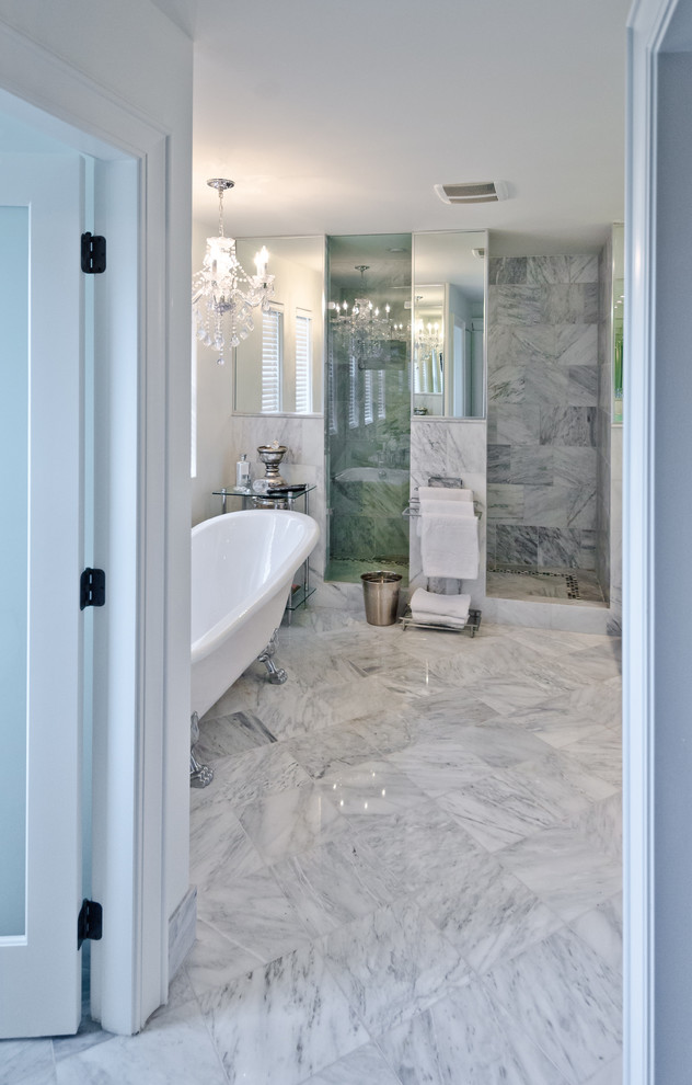 Großes Modernes Badezimmer En Suite mit Löwenfuß-Badewanne, Duschnische, farbigen Fliesen, Metrofliesen, weißer Wandfarbe und Marmorboden in Los Angeles