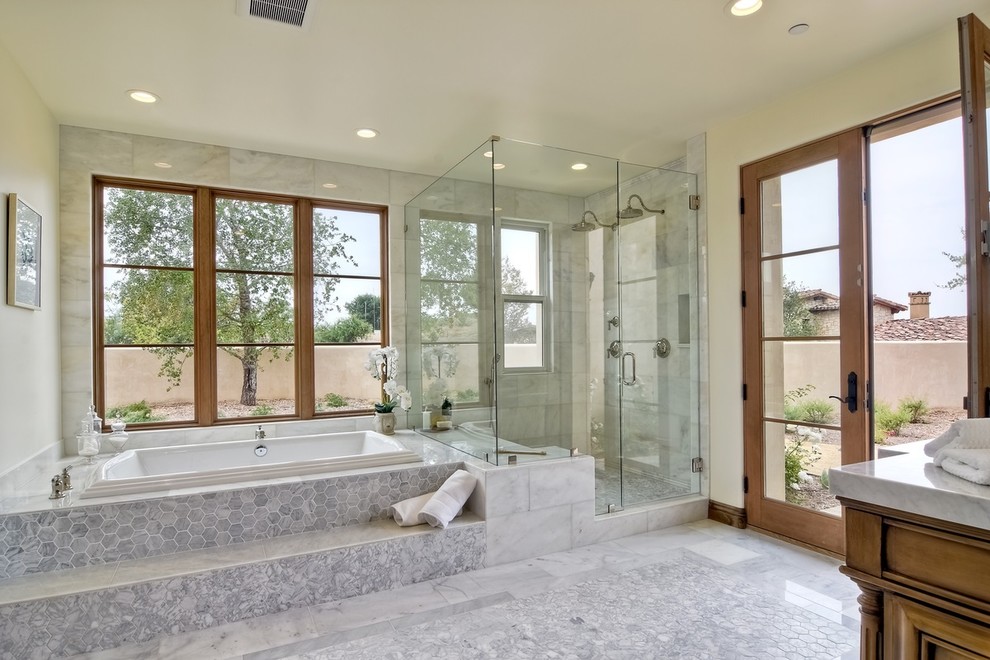 Свежая идея для дизайна: главная ванная комната в средиземноморском стиле с темными деревянными фасадами, накладной ванной, угловым душем, белой плиткой, бежевыми стенами, белым полом, душем с распашными дверями и белой столешницей - отличное фото интерьера