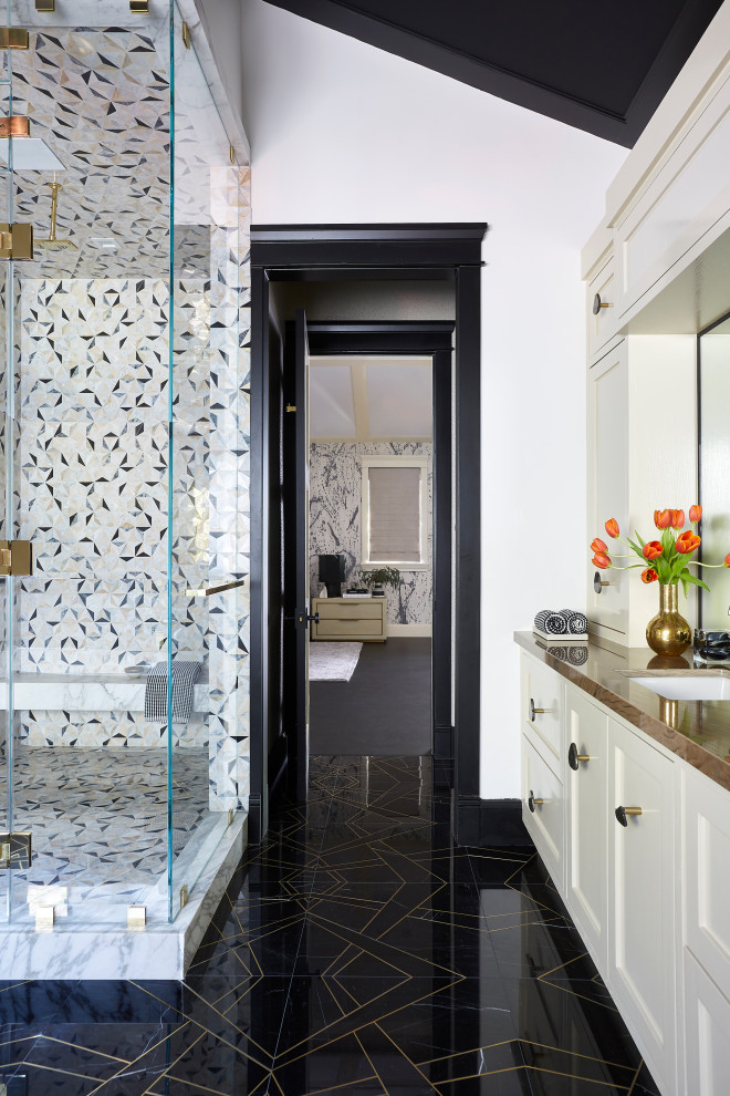 На фото: большая главная ванная комната в стиле неоклассика (современная классика) с фасадами с утопленной филенкой, бежевыми фасадами, угловым душем, черной плиткой, серой плиткой, белой плиткой, белыми стенами, врезной раковиной, разноцветным полом, душем с распашными дверями, коричневой столешницей, сиденьем для душа, тумбой под одну раковину и встроенной тумбой с