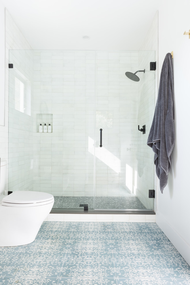 На фото: ванная комната среднего размера в стиле ретро с плоскими фасадами, темными деревянными фасадами, душем в нише, унитазом-моноблоком, белой плиткой, керамической плиткой, белыми стенами, полом из цементной плитки, врезной раковиной, столешницей из искусственного кварца, синим полом, душем с распашными дверями и белой столешницей с