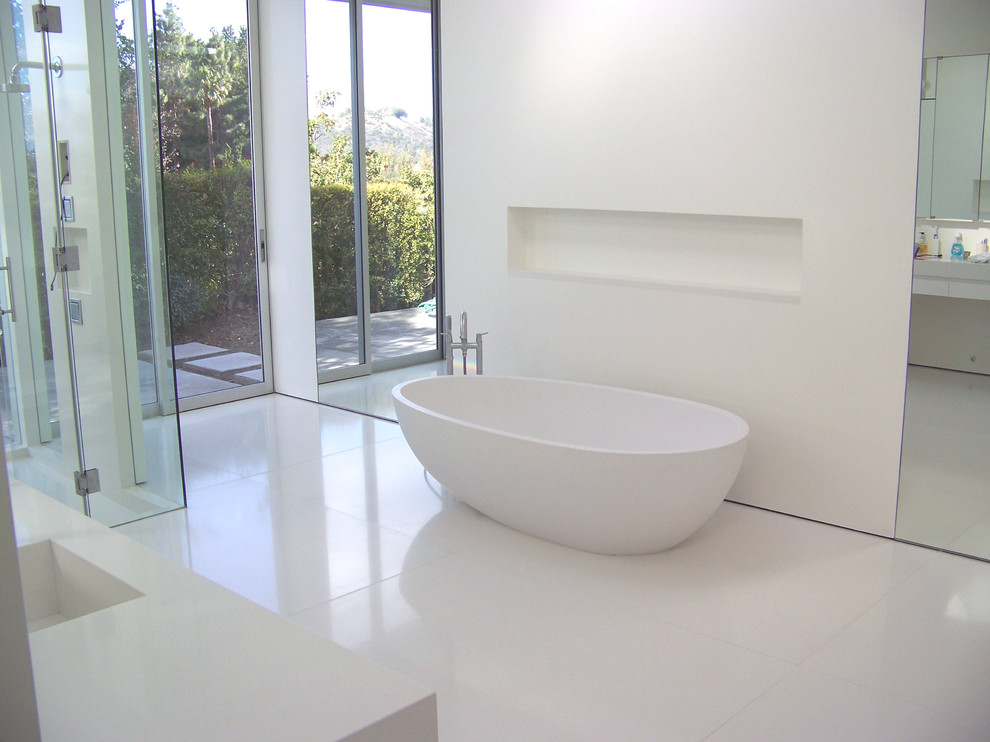 Exemple d'une grande salle de bain principale tendance avec un placard à porte plane, des portes de placard blanches, une baignoire indépendante, une douche d'angle, un mur blanc, un sol en carrelage de céramique et un plan de toilette en granite.
