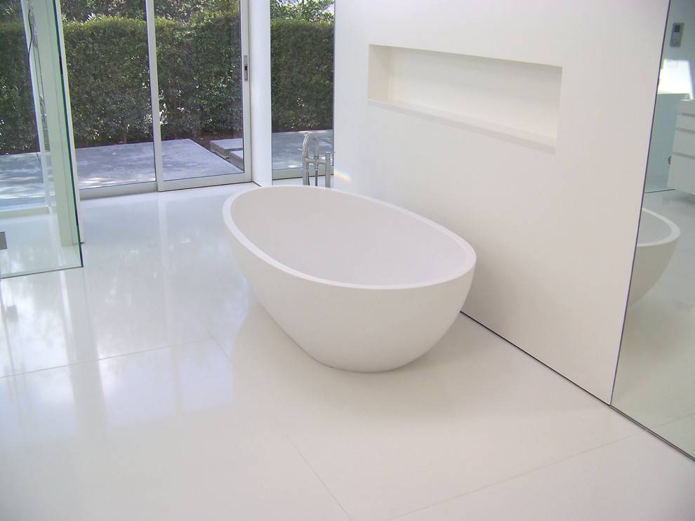Пример оригинального дизайна: большая главная ванная комната в современном стиле с плоскими фасадами, белыми фасадами, отдельно стоящей ванной, угловым душем, белыми стенами, полом из керамической плитки и столешницей из гранита