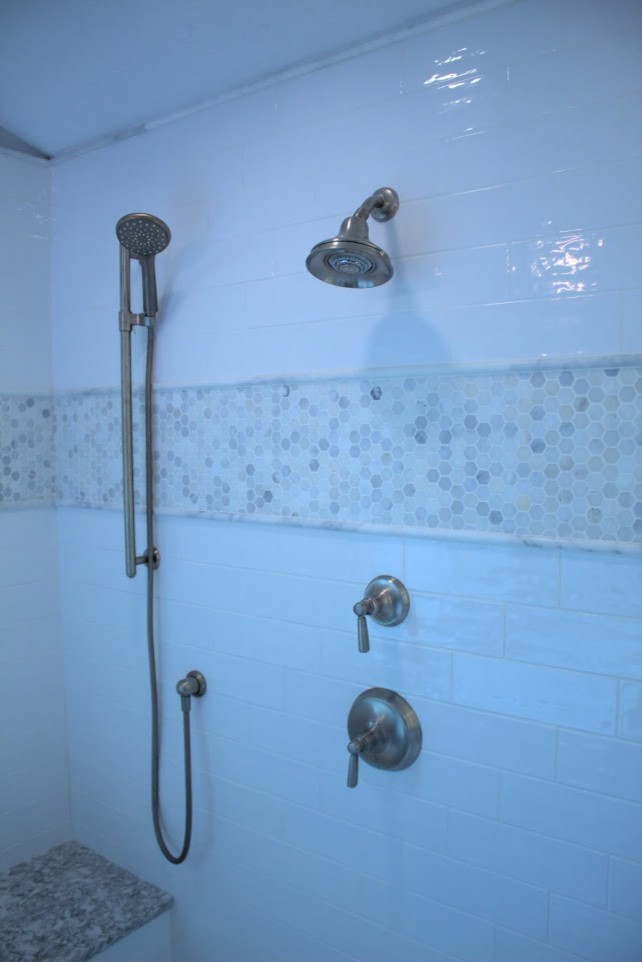 Источник вдохновения для домашнего уюта: главная ванная комната среднего размера в стиле неоклассика (современная классика) с фасадами в стиле шейкер, белыми фасадами, отдельно стоящей ванной, угловым душем, унитазом-моноблоком, белой плиткой, керамической плиткой, синими стенами, полом из керамогранита, врезной раковиной, столешницей из искусственного кварца, серым полом, душем с распашными дверями и разноцветной столешницей